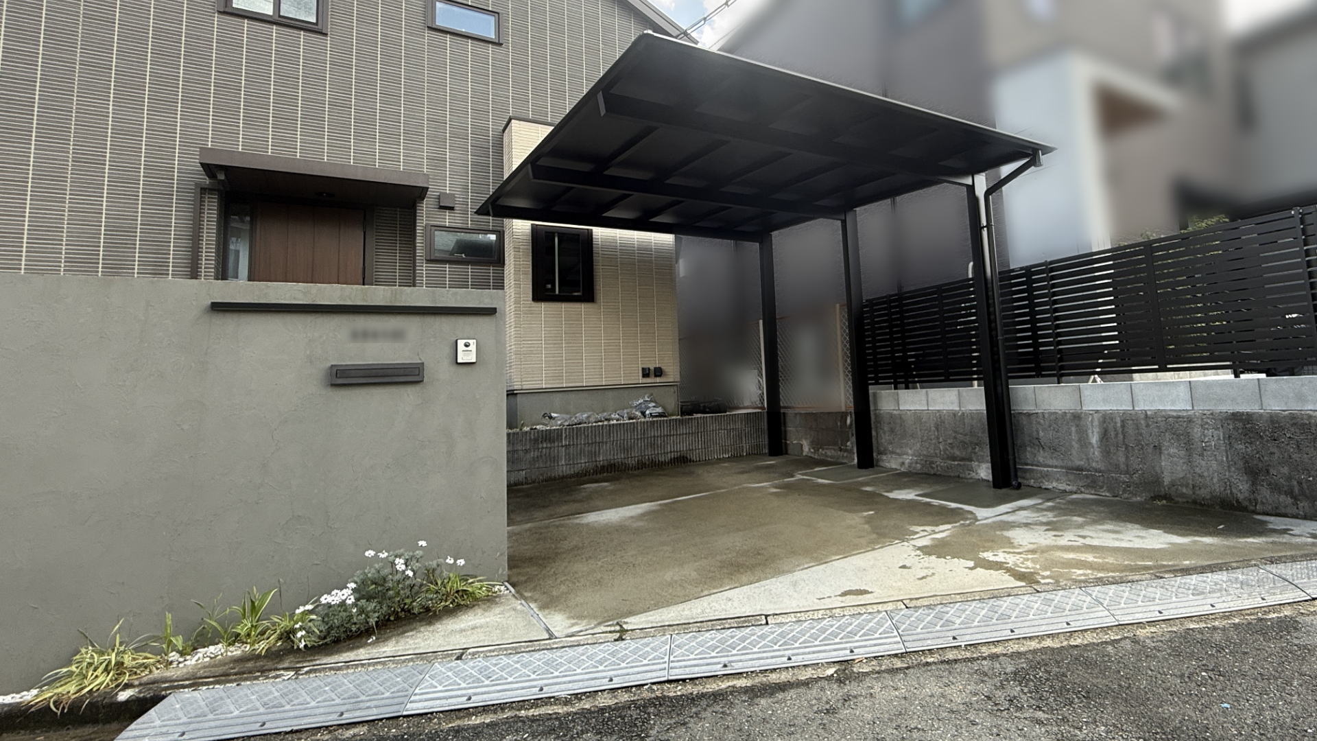 高槻市A様邸　駐車スペース　三協アルミ　スカイリード50-33/ブラック　ポリカ屋根/ブラック　片支持・H25柱