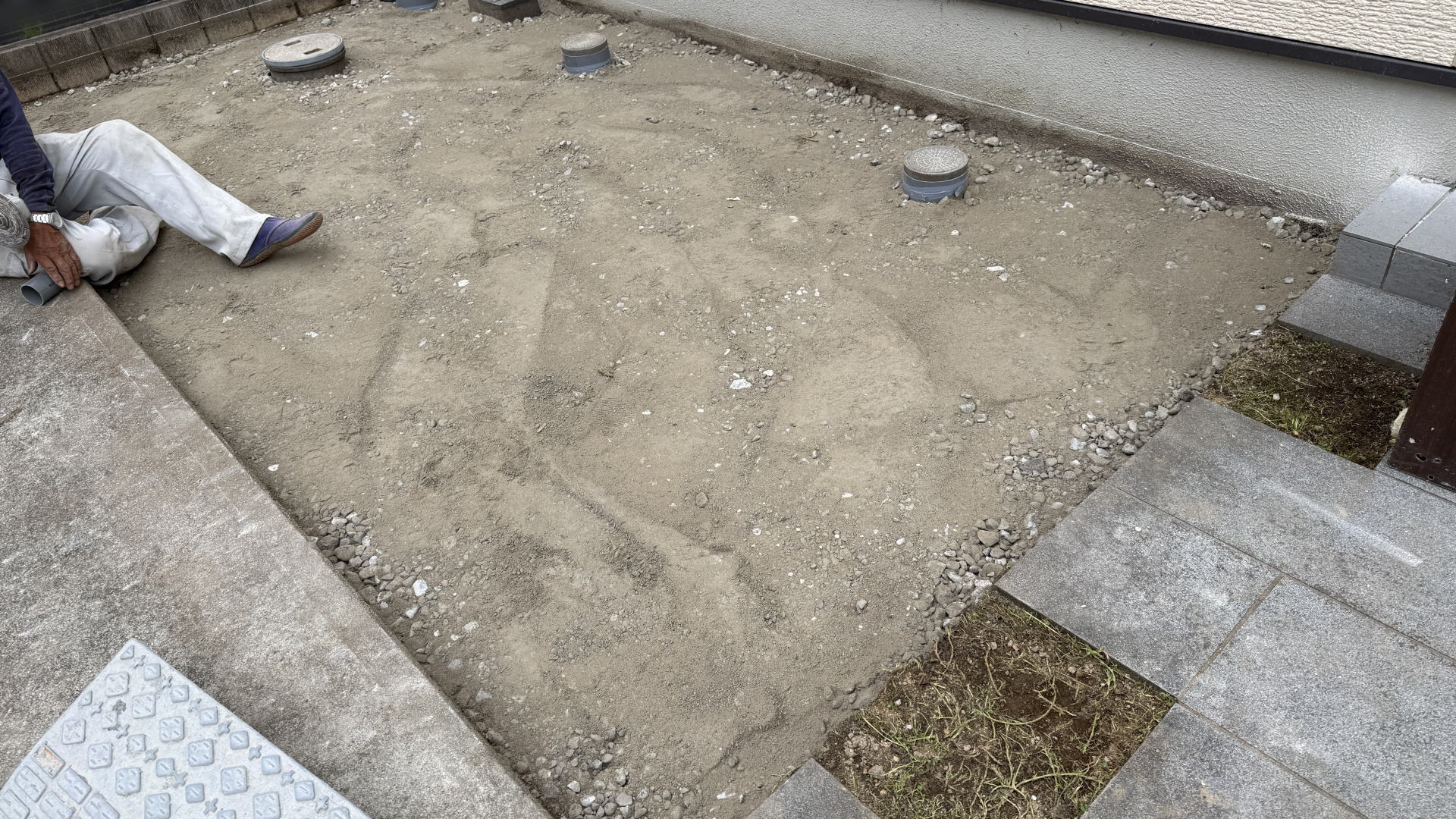 高槻市M様邸　駐車スペース　再生砕石敷き　転圧