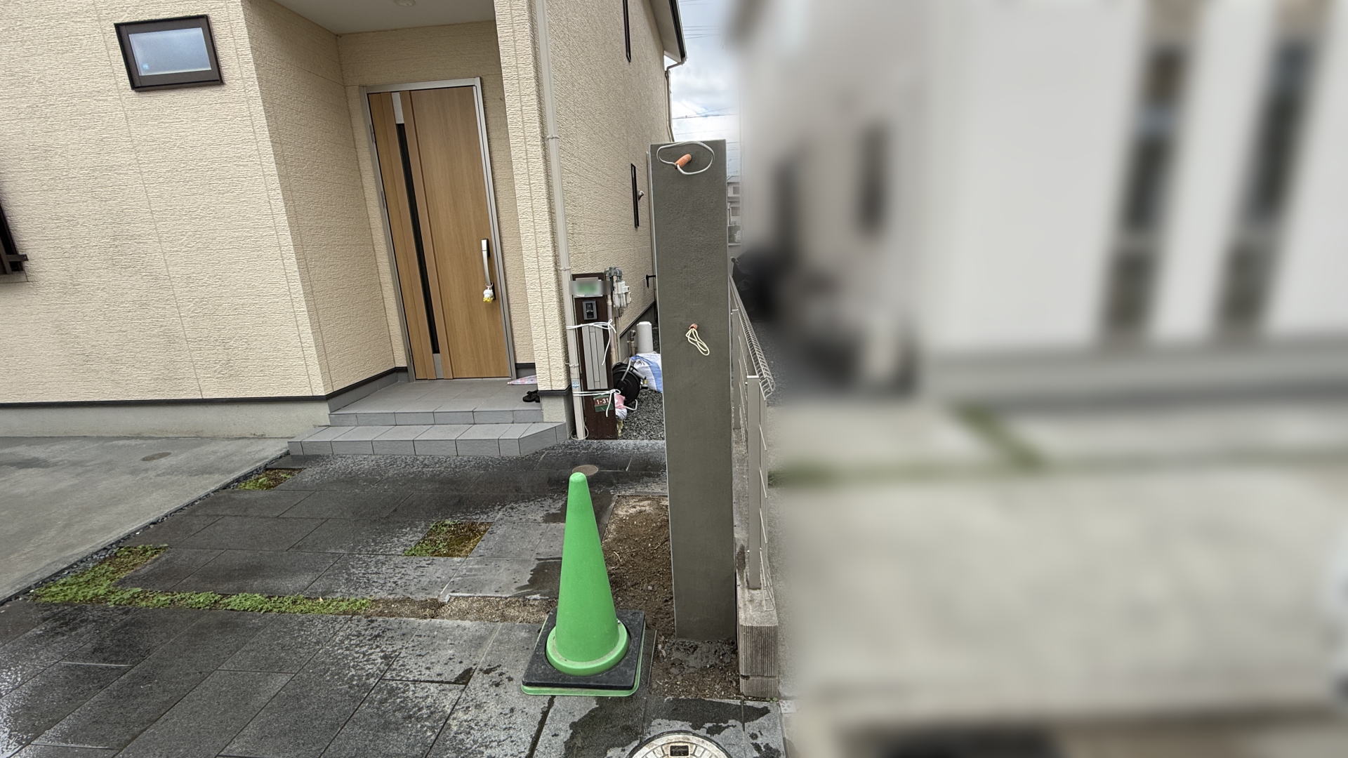 高槻市M様邸　アプローチ　門柱左官刷毛引き仕上げ