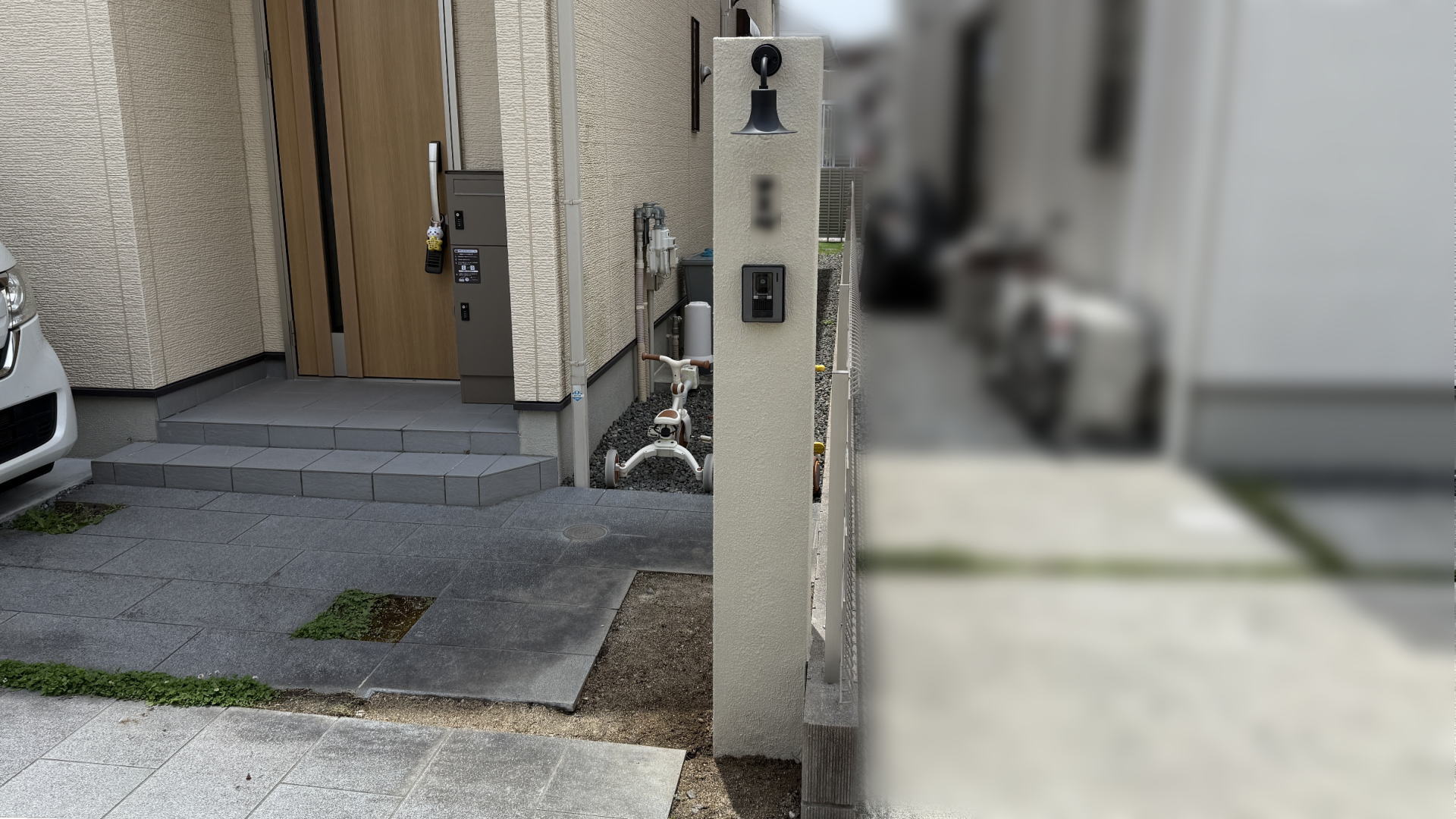 高槻市M様邸 アプローチ 門柱 アイアン工房 GS-KATAKANA/マットブラック 上手工作所 玄関灯 BELL OL007-ALBK/ブラック 四国化成 パレットHGローラータイプ/147
