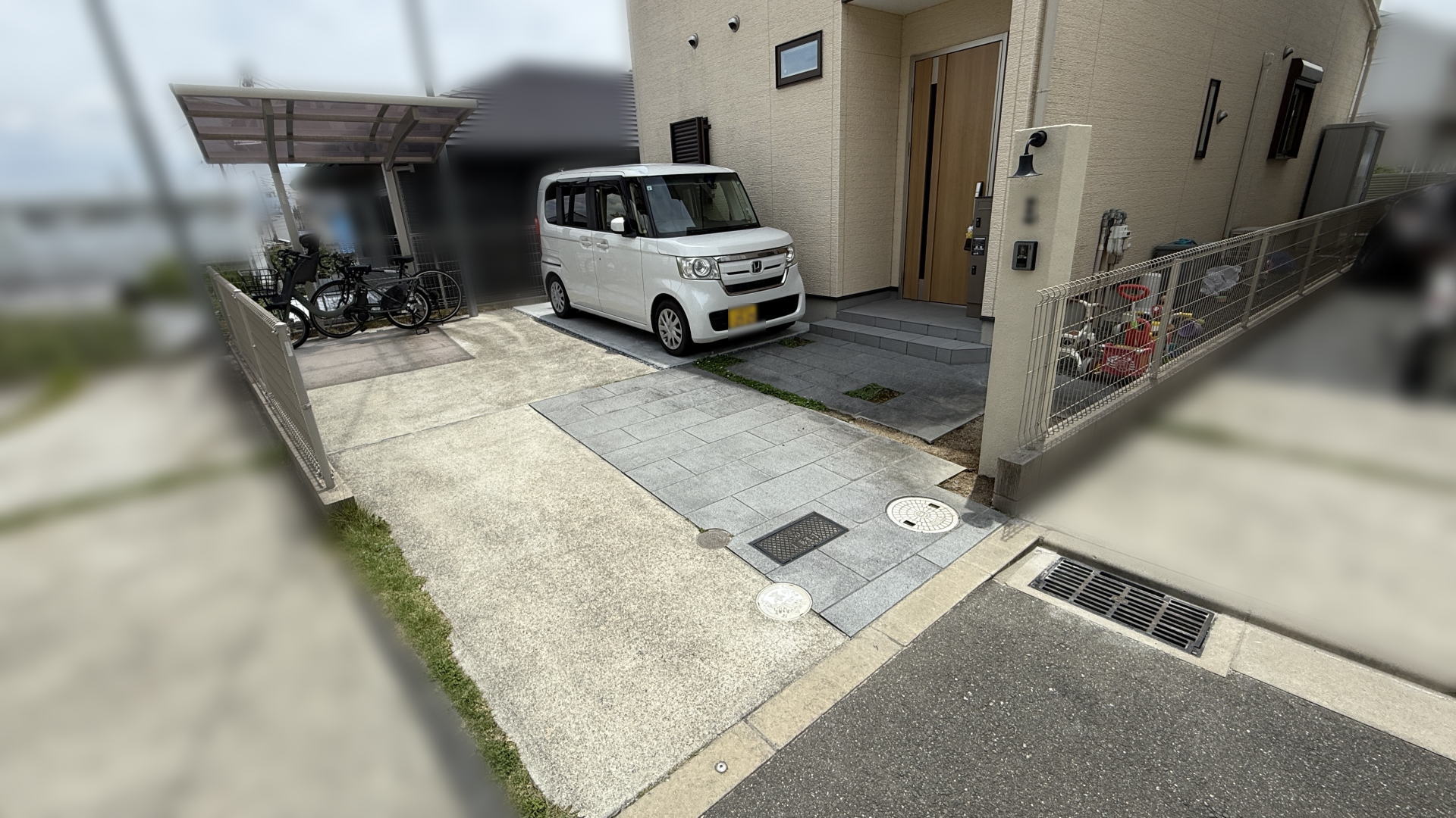 高槻市M様邸　駐車スペース　土間コンクリート刷毛引き仕上げ　スリット　防草シート＋砕石