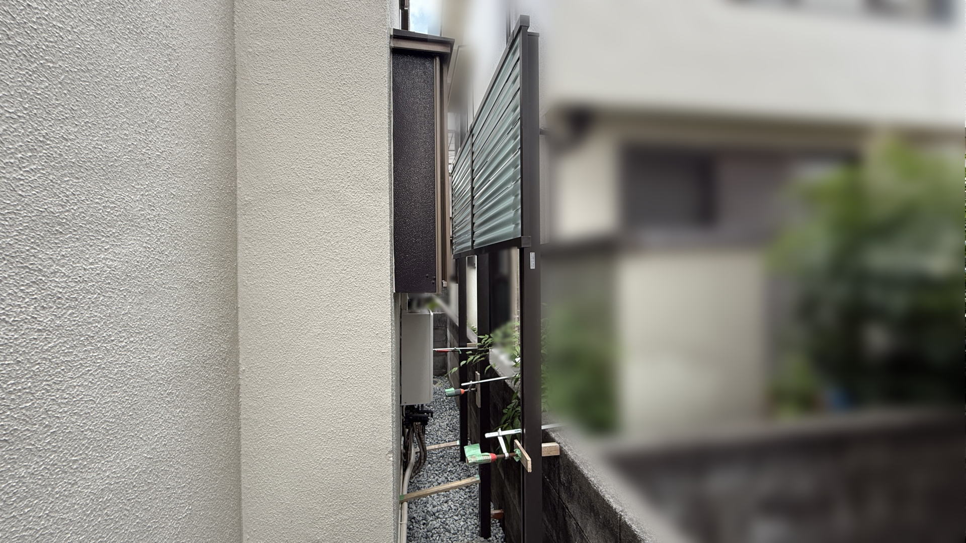 高槻市N様邸　隣地境界沿い　LIXIL　フェンスAB_YT2型/オータムブラウン H=800　多段柱仕様