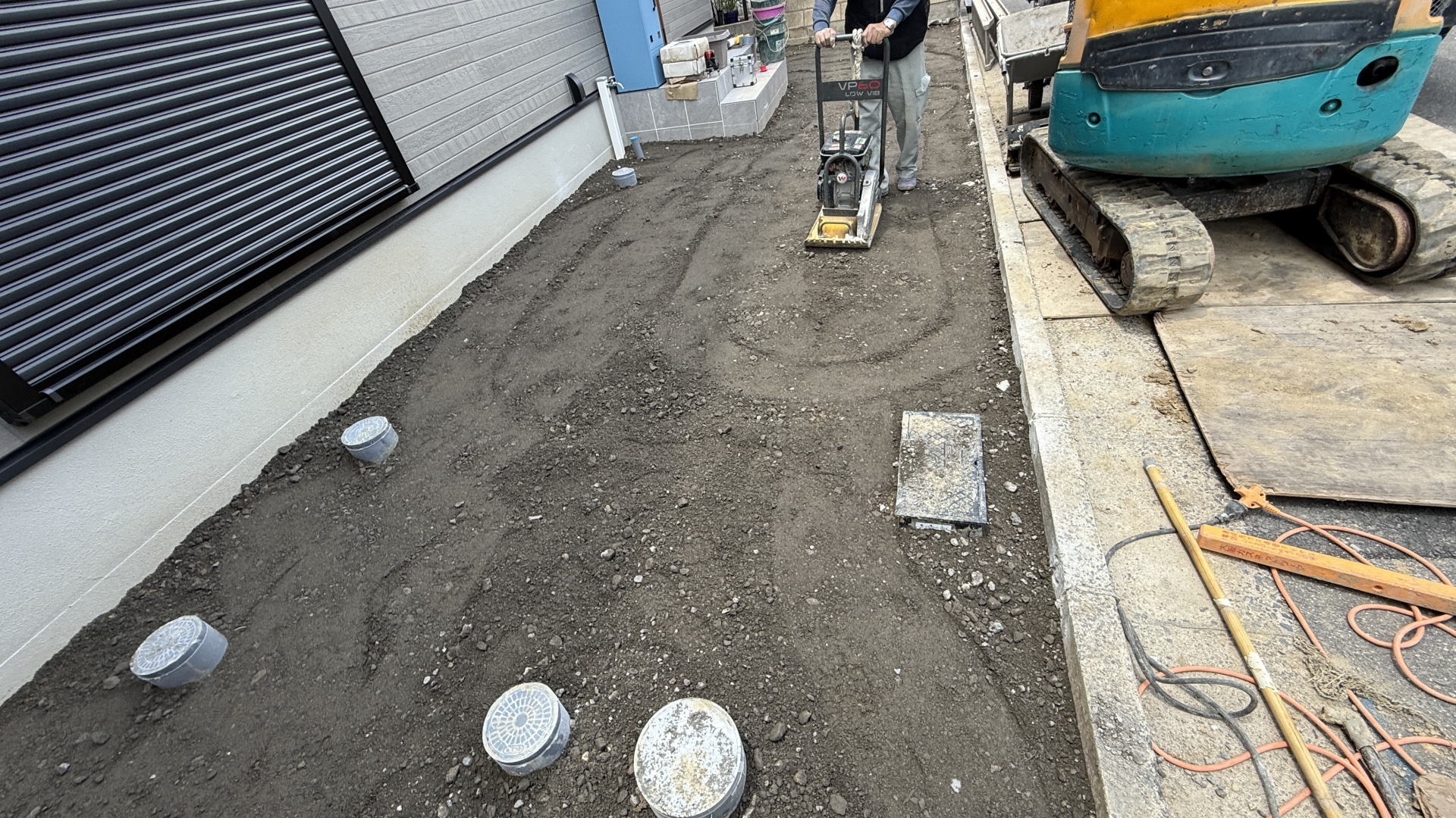 高槻市K様邸　ガレージ・アプローチ・自転車置き場　再生砕石敷き　転圧　会所高さ調整