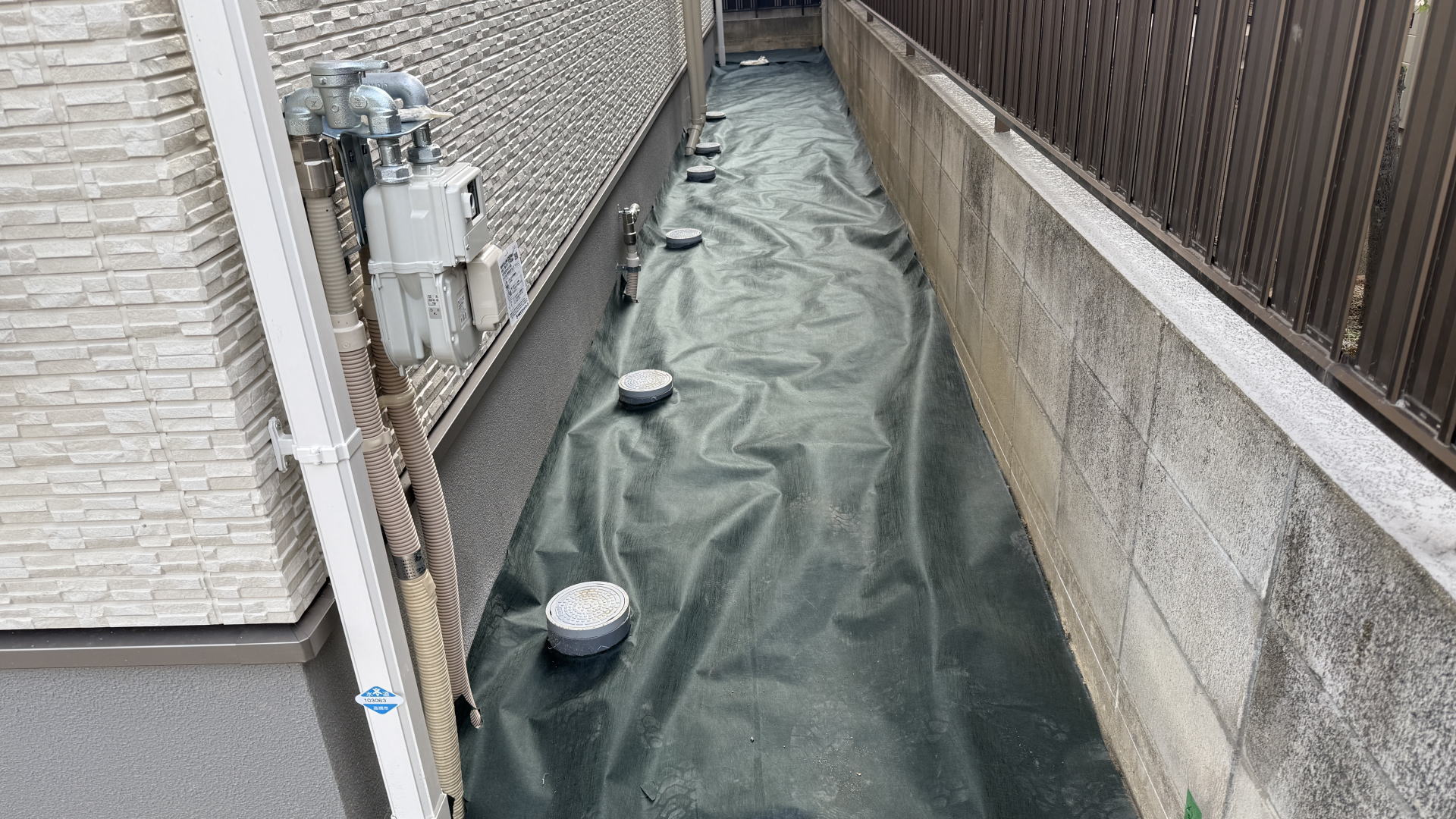 高槻市S様邸　建物周囲　防草シート敷設　デュポン社　ザバーン136G