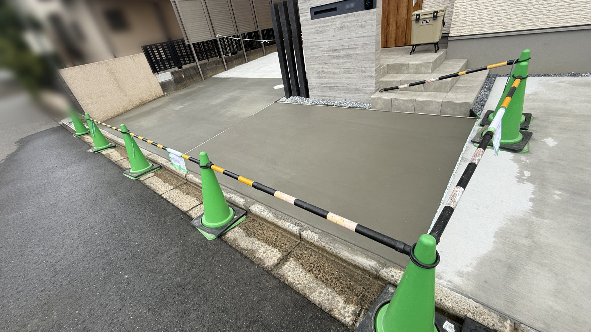 高槻市S様邸　アプローチ・カースペース　土間コンクリート刷毛引き仕上げ